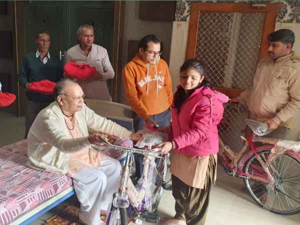 mehandipur balaji mandir mahant kishor puri ji dan punya karte किशोरपुरी जी ने दान पुण्य किया mehandipur balaji mandir mahant kishor puri ji dan punya karte किशोरपुरी जी ने दान पुण्य किया