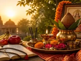 व्रत एवं पूजा की सामग्री के साथ सजा हुआ हिंदू पूजा स्थल
