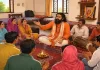 मेहंदीपुर बालाजी में भगत के साथ बैठी संगत