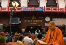 मेहंदीपुर बालाजी की महंत परंपरा: गणेशपुरी जी से नरेशपुरी जी तक का इतिहास मेहंदीपुर बालाजी मंदिर के प्रवेश द्वार के सामने महंत परंपरा को दर्शाती सांकेतिक चित्रकारी