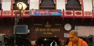 मेहंदीपुर बालाजी मंदिर के प्रवेश द्वार के सामने महंत परंपरा को दर्शाती सांकेतिक चित्रकारी