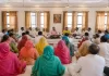 मेहंदीपुर बालाजी में कीर्तन क्या होता है? मेहंदीपुर बालाजी में guesthouse में कीर्तन करते श्रद्धालु