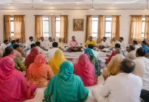 मेहंदीपुर बालाजी में कीर्तन क्या होता है? मेहंदीपुर बालाजी में guesthouse में कीर्तन करते श्रद्धालु
