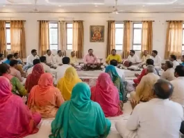 मेहंदीपुर बालाजी में guesthouse में कीर्तन करते श्रद्धालु
