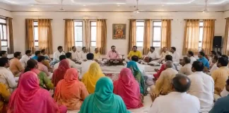 मेहंदीपुर बालाजी में guesthouse में कीर्तन करते श्रद्धालु