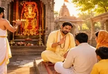 मेहंदीपुर बालाजी में पुजारी और भगत में क्या अंतर है? मेहंदीपुर बालाजी मंदिर में हल्के पीले कपड़ों में भगत और पूजा करते पुजारी